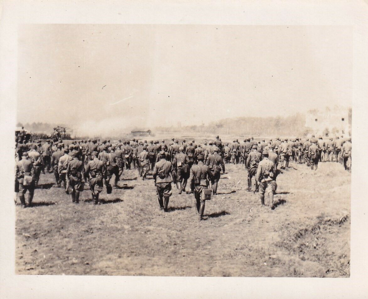 Original Wwii Snapshot Photo Many Japanese Troops Move Across Field China 96