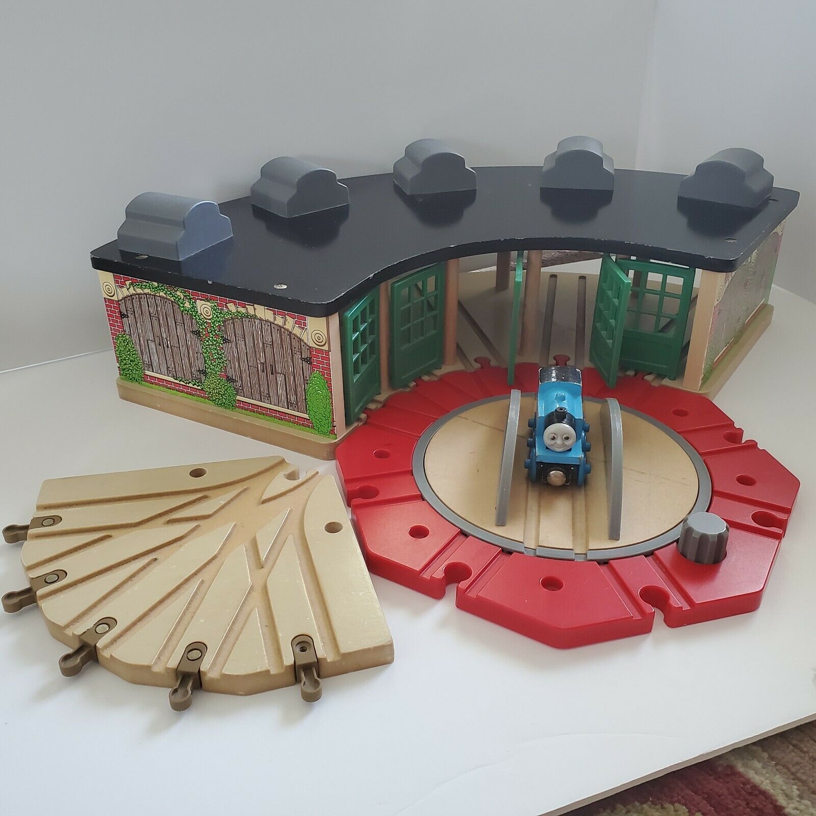 Thomas The Tank Wooden  Roundhouse W 5-way Switch Track Piece & Turntable