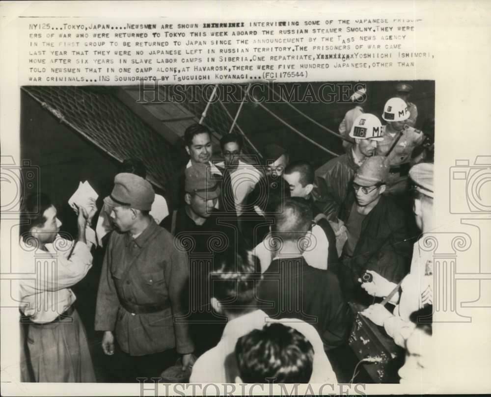1951 Press Photo Newsmen Interview Freed Prisoners Of Wwii In Tokyo, Japan